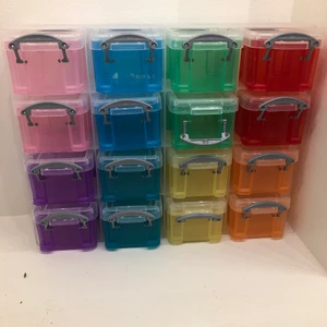 Lådor - Detta är ett ”ställ” med 16 smä lådor i olika färger. Lådorna är ca 6x4cm stora. Vet inte vilket märke dock.  Köparen står för frakten men jag kollar priset när den är såld.