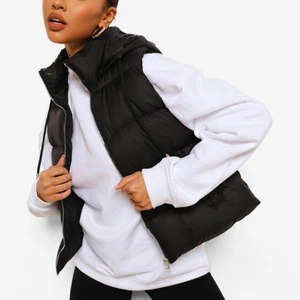 Boohoo väst - Säljer den här sjukt snygga västen från boohoo! Köpte den för ungefär ett halv år sen, men den har tyvärr inte kommit till så mycket användning. Den har två fickor och luva. Köpte den för ungefär 600kr och säljer den för 400kr! Priset går att diskutera!!💖
