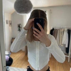 Storlek s - En jättefin vit topp med dragkedja köpt ifrån shein. Tyvärr aldrig använt så säljer den nu❤️