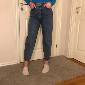 Gina tricot jeans storlek 34 - Ett par jeans med skön midja som sedan blir väldigt luftiga. Jag skulle säga att dem skulle passa en mindre typ ( jag är 170 ).