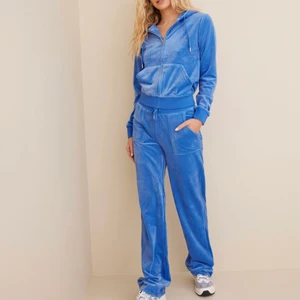 Juicy Couture Set - Säljer mitt fina blåa Juicy Couture set i storlek XXS💙  Använt max 3 ggr, precis som nytt!!