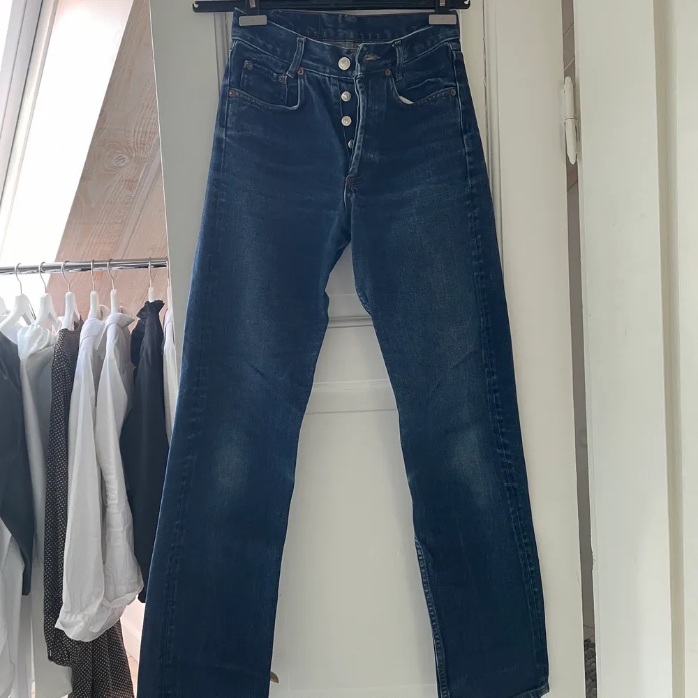 Blåa jeans från Levis i modell 501. De är knappt använda så i fint skick! Storleken är 26 i midjan och 32 i längden.. Jeans & Byxor.