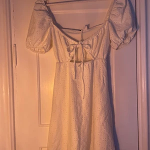 Sommar klänning  - Jätte söt sommarklänning! Använd 1 gång 🙌 storlek xs men passar nog en s också! 🥰