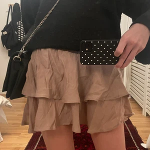 Kjol - Fin volangkjol som aldrig är använd. Frakt 66kr 💗