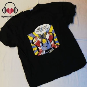 T-shirt med tryck - T-shirt med tryck i okänd strl. Säljs av Rytmus Stockholms Elevkår, alla kläder som säljs har skänkts utav elever på Rytmus och de pengar som samlas in från klädinsamlingen ges oavkortat till WWF. Ta chansen och köp fina kläder second hand och bidra på samma gång till att bevara miljön!