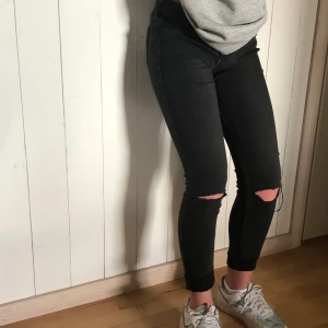 Svarta jeans - Super duper sköna svarta jeans från Hollister med mycket stretch! 😍 Skriv för mer bilder och info. Köparen står för frakt 📦
