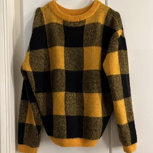 Stickad tröja - Säljer denna tröja, den är i storlek 170, passar mig som är S/M