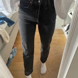 LEVIS RIBCAGE - Levis ribcage storlek W27, bra skick o snygga men sitter för tajt på mig ☹️💕 (Ni står för frakt)