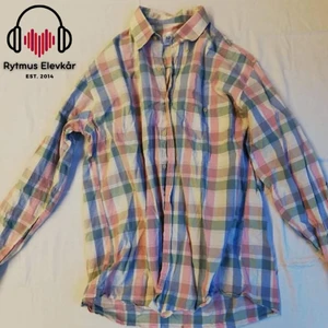 Olikfärgad skjorta - Olikfärgad skjorta i strl L. Säljs av Rytmus Stockholms Elevkår, alla kläder som säljs har skänkts utav elever på Rytmus och de pengar som samlas in från klädinsamlingen ges oavkortat till WWF. Ta chansen och köp fina kläder second hand och bidra på samma gång till att bevara miljön!