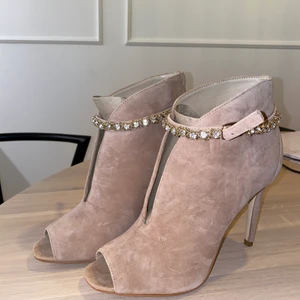 Klackskor - Guess skor helt oanvända köpta från Zalando.