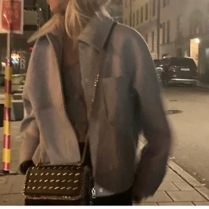 Nakd kort kappa - Intressekoll på min gråa korta kappa från nakd. (Lånade bilder) Väldigt eftertraktad och snygg!💗 slutsåld i liknande storlekar!storleken är 36 vilket är perfekt om man är ungefär en s. Den är i bra skick.