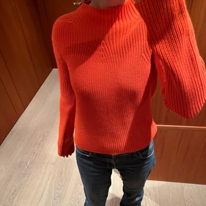 Maje tröja - Säljer nu min orangea maje tröja. Denna köptes för länge sedan men är knappt använd. Nypris 3 499kr. Denna är i storlek 1 som jag skulle säga representerar S.