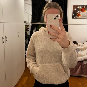 Mysig teddy-hoodie - Jättemysig hoodie. Storlek L men sitter mer som S/M.