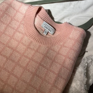 Stickad tröja  - Fin tröja från & other stories. Använd ett fåtal gånger så den är som ny! Nypris: 790 kr 