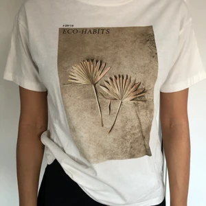 T-shirt med tryck - Använt skick, fint skick. Normal i storleken. Finns vid Älvsjö torg att hämta. Kan skickas via Postnord mot en fraktkostnad. 