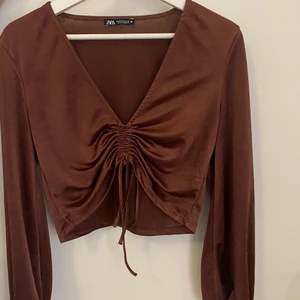 Croppad topp - Bronsfärgad topp, croppad. Storlek 38. 