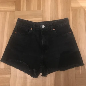 Monki shorts!! DENIM - Storlek 27. Har bara använd den en gång under sommaren så den är som ny. Köpte den för 250kr.
