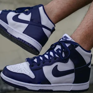 Nike dunk high championship navy - Storlek 42. Skorna är helt nya och oanvända. OBS Färgen är mörkblå och inte svart