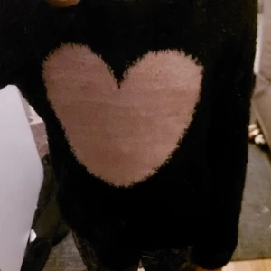 Lurvig svart/rosa tröja - Varit med sen ksk 2018