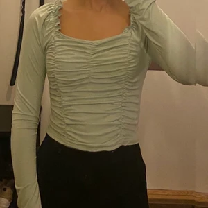 Grön tröja/topp - 🌼 Storlek S 100kr innan frakt 🌼