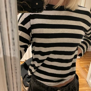 Randig tröja - Randig tröja från Levis, lite kort i armarna 