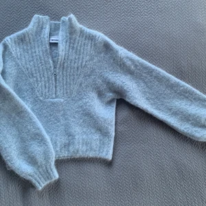Ljusblå stickad tröja - Mysig ljusblå tröja med krage o blixtlås 💙. Använt ett fåtal gånger. Från Weekday. Storlek XS (stor i storleken, jag har vanligtvis M). 
