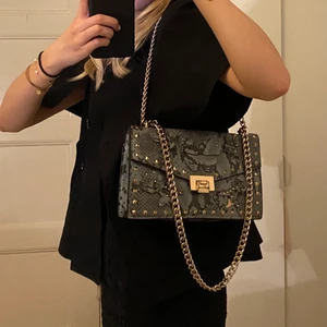 Väska mönstrad  - Säljer en jättefin mönstrad/blommig väska från mango. 