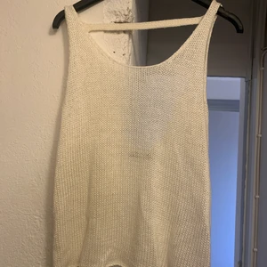 Stickat linne - Stickat linne med djup rygg. Storlek xs