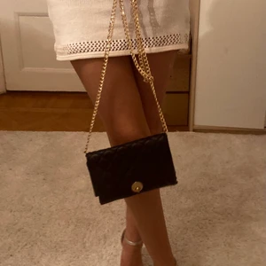 Väska, svart  - Säljer min superfina väska som jag köpte i Italien förra sommaren. finns inte att köpa längre. Den är i väldigt bra skick. Köpte för ca 1500kr