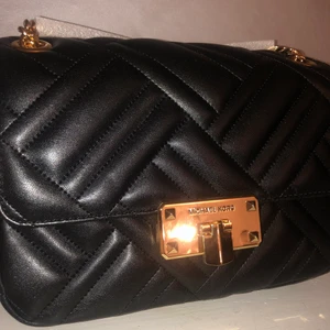 Michael Kors - Säljer denna ursnygga handväskan från Michael kors. Aldrig använd. Köptes på utförsäljning i en väskaffär där jag bor. Har tyvärr inte kvittot kvar, men den är äkta! Men säljer den för ett billigare pris då jag köpte den på utförsäljning! 🤍 fraktillkommer. Kan gå ner i pris vid snabb affär.