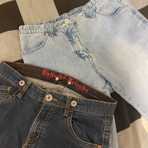 Lågmidjade bootcut jeans  - Köpte båda från secondhand. Lågmidjade bootcut jeans. Dom sitter bra på mig men blivit för lång för dom ❤️.Mörkblå är Xs men ljusblå är XXS❤️ Skriv gärna till mig om ni har frågor eller vill ha mer bilder 🥰🥰