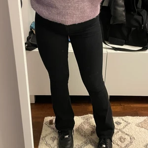 GinaTricot Petite Bootcut - Svarta !!Petite!! bootcut jeans från GinaTricot💓 Storlek: S. 70kr + frakt. Färgen är lite urtvättad, inte märktbart dock💓