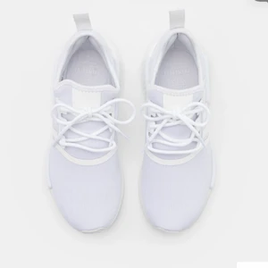 Skor - Helt nya Adidas NMDs som jag fick I present och inte andvänder då de inte är min stil. Nypris 1400kr❤️ GRATIS SPÅRBAR FRAKT