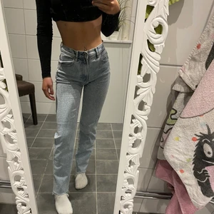 Jeans - Super snygga jeans från pull&bear i storlek 32. I skit cool färg och modell. Köptes i november förra året i Spanien, så går inte att få tag i, i Sverige. Hör av dig vid frågor, köpare står för frakt. Pris kan diskuteras:)