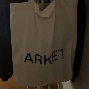arket tygpåse - Säljer denna arket tygpåse, använd 2-3 gånger och extremt rymlig.
