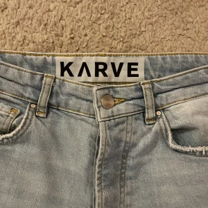 Karve jeans - Fina jeans som är väl använda men fortfarande i fint skick. Köpta för något år sedan för 700kr ,men är för små nu! Dem är i storlek S, skriv ifall ni har några frågor :)