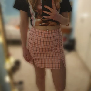 Rosarutig kjol - Högmidjad rosarutig kjol i storlek S. Knappt använd i bra skick. Stängning med dragkedja. Perfekt för våren🌸skriv vid intresse!!