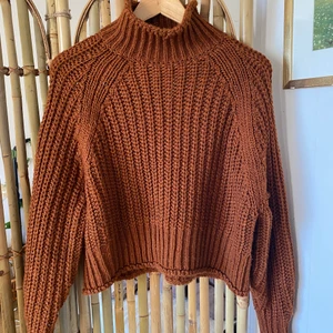 Stickad tröja - Säljer en helt ny stickad tröja från HM i storlek M! Den är i en jättefin rostfärg och väldigt mjukt och mysigt material! Frakt tillkommer! Vid fler frågor är det bara att skriva! 💕