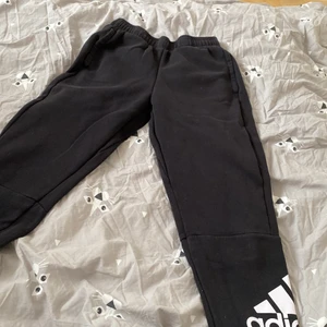 Adidas mjukisbyxor - Adidasbyxor i storlek 164 men passar mig inte på längden eftersom jag har väldigt långa ben. 🙌 men fick för 1,5 år sedan runt  julafton. Skulle säga att dom är använda några gånger förra året, men säljer för 200kr om det är för mycket kanske jag sätter ner för 180 men dom är köpta för 350 så skulle inte säga att det är för mycket. 💓