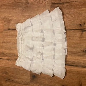 Kjol - Vit kjol köpt i USA, storleken är lite oklar men står L (14)💞Skulle tro de motsvarar XS. Passar mig som har S men något kort för min smak så skulle säga XS. (Skriv privat om ni vill se hur den sitter på mig som är 164 cm och väger 44 kg)😋 Inte genomskinlig!