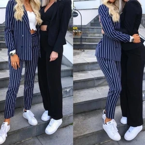 Blazer mer matchande byxor - Mörkblå blazer i storlek 38 och byxor i storlek 42, mer som strl40💙 Första bilden är lånad. Älskar setet, men det har tyvärr aldrig kommit till användning. Nypris 1200