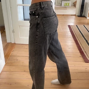 Grå raka byxor  - Ett par gråa jeans i en rakmodell som slutar vid foten på mig som är 164cm. Dessa jeans är köpta här på Plick men är i ett bra skick i själva byxan men är såklart använda och säljs på grund av att de inte kommer till användning längre. (Dessa byxor har tyvärr någon defekt då det gått sönder i hylsorna och ett litet hål vid ena fickan men det är såklart igensytt). Skickar bild på det vid frågor! Nypris 599 och mitt pris, 100❤️