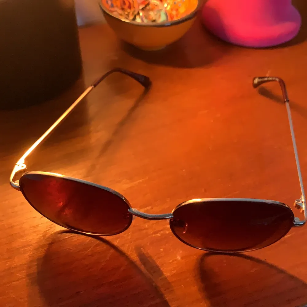Solglasögon köpta på H&M.                                                  För övriga frågor kontakta mig privat! :)) . Accessoarer.