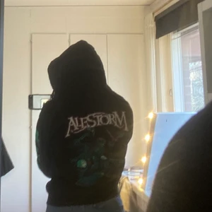 Alestorm zip-up - Säljer min supercoola alestorm merch då den inte längre kommer till användning! Den är rätt liten i storleken men sitter jättebra på mig som är S-M i vanliga fall. Köpare står för frakt, eller så kan jag mötas upp i Västerås😊😊