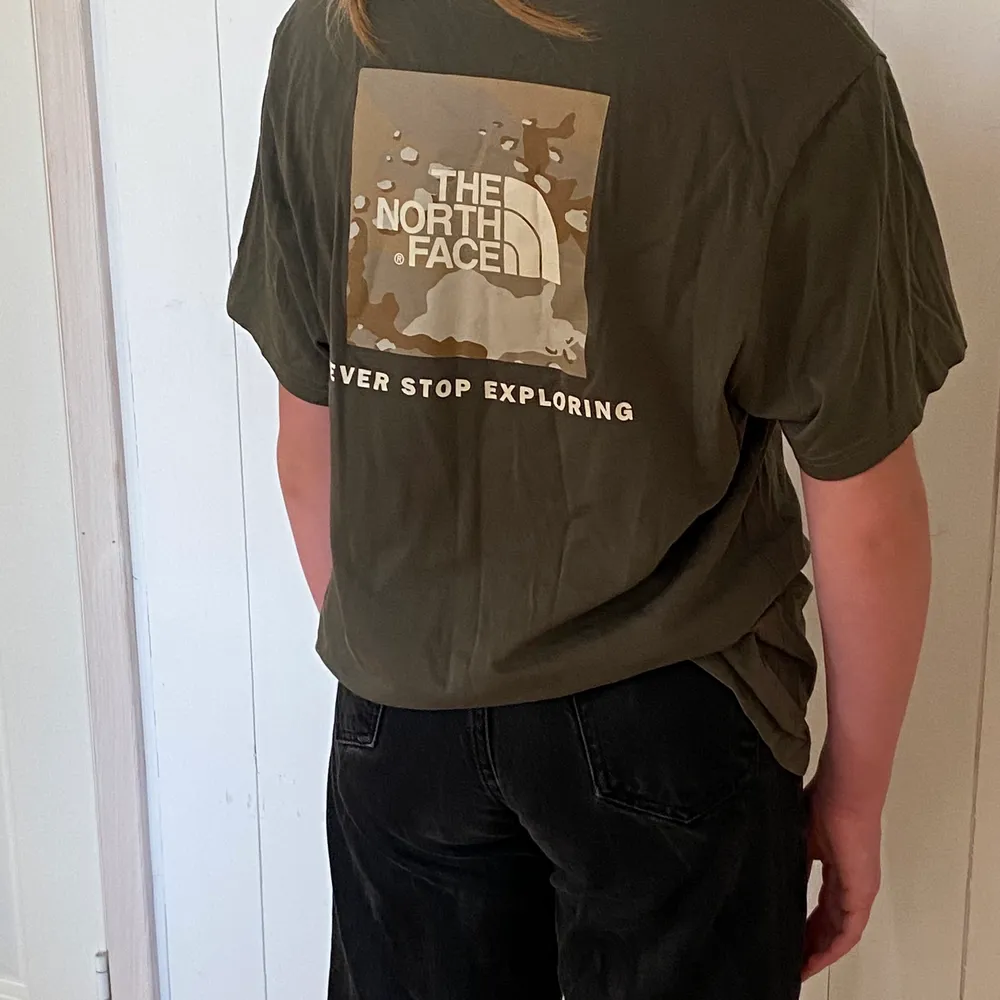 Militärgrön oversized T-shirt från The North Face med snyggt tryck på ryggen 😮‍💨 Knappt använd så i fint skick! Skriv för mer bilder och info! Köparen står för frakten 📦. T-shirts.