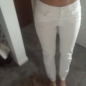 Armani jeans  - Armani jeans! Väldigt bra skick. Köpta här på Plick men har redan många liknande❤️❤️står ingen storlek men passar mig som är 167!🌟dom är raka i modellen alltså ej skinny 