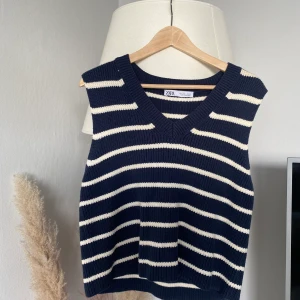 Randig top 💌 - Storlek: L (oversize på s/m) Märke: zara Skick: använd fåtal gånger Kan skicka fler bilder vid behov ❤️