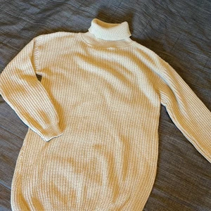 Stickad klänning  - En stickad klänning från boohoo i beige färg. Passar mig perfekt i längden som är 163cm.