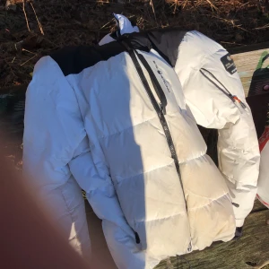 sail Racing Jacka använd två vintrar - Jackan är strl Medium . Har lite fläckar som behöver tvättad bort men inget  man lägger märke till.