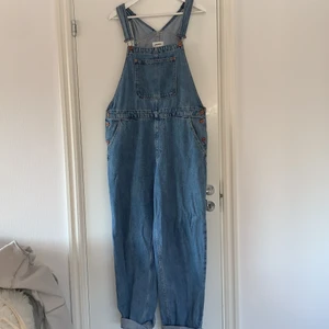 Jeansbyxdress - Balla hängselbyxor jag letade efter superlänge men när jag väl köpt bara inte använder🙄 använda 2 gånger och är därför i nyskick. Frakt ingår i priset🥰